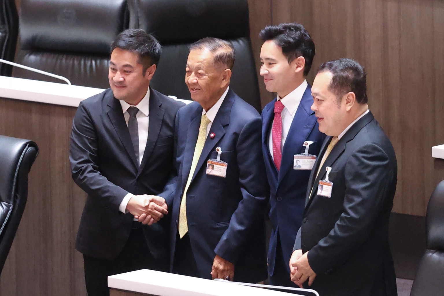 พิธา ชื่นมื่นเสียงโหวต 'รองประธานสภา' มาครบ  เชื่อเก้าอี้ นายกรัฐมนตรี ฉลุย