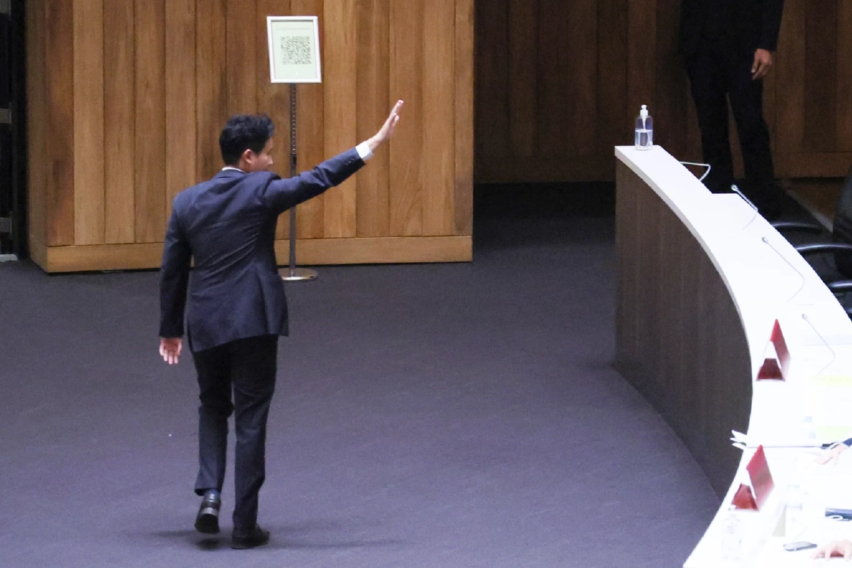 นายพิธา ลิ้มเจริญรัตน์ ขณะเดินออกจากที่ประชุมรัฐสภา เมื่อวันที่ 19 ก.ค. 2566