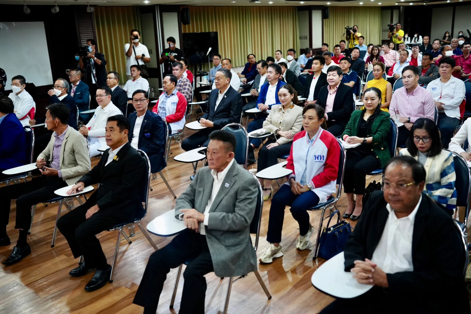 3 ก.ค. 2566 พรรคเพื่อไทย จัดประชุมสส.ทั้ง 141 คน เพื่อหามติโหวตเลือกประธานสภาฯ 