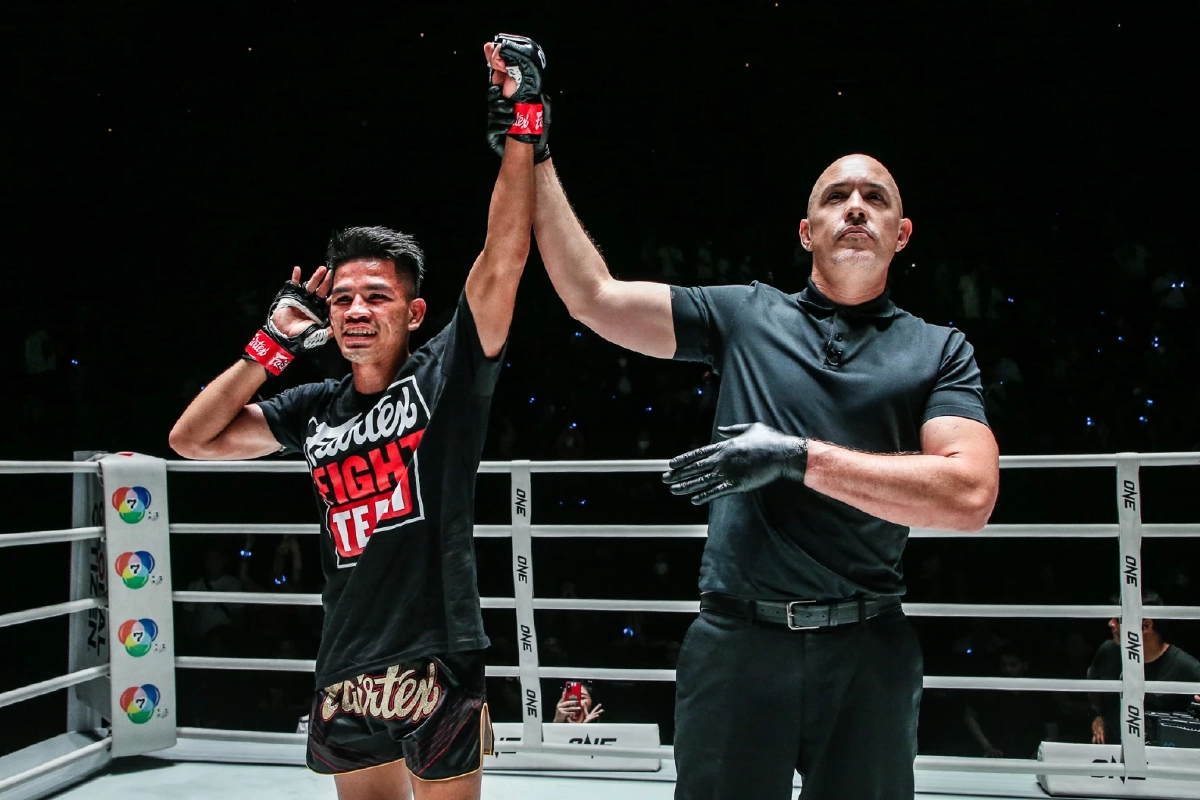  นักรบ แฟร์เท็กซ์  เฮ ปราบ  เพชรภูไท อบจ.นครพนม   'ONE  ลุมพินี 25'  รับโบนัส 3.5 แสน