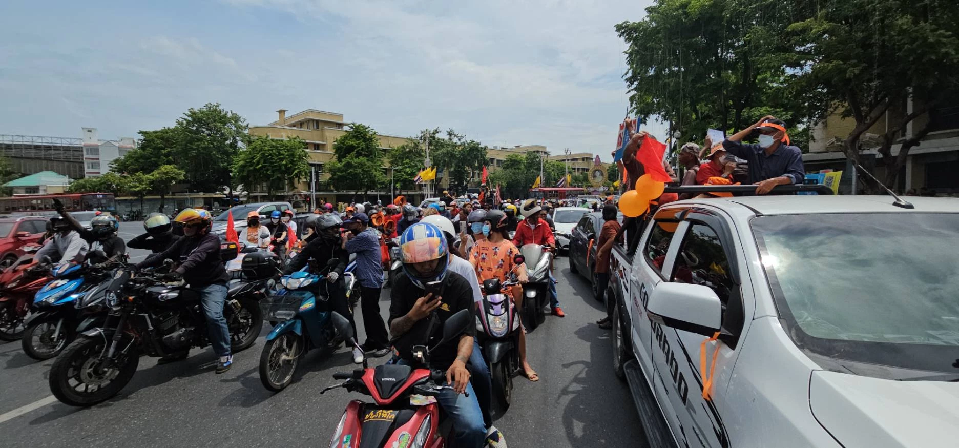 'คาร์ม็อบ' เคลื่อนขบวน ยื่นหนังสือ เหล่าทัพ - ผบ.ตร.  จี้ โหวตนายกรัฐมนตรี