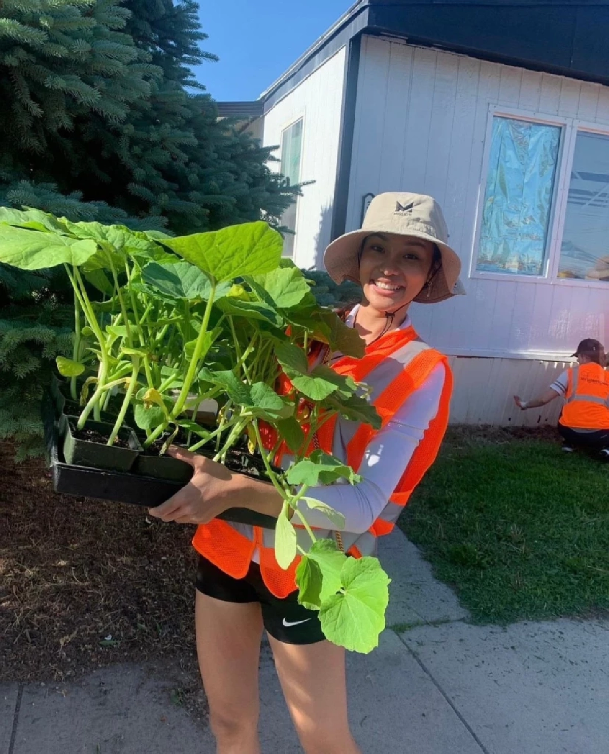 "กรองทอง จันทรสมโภช"