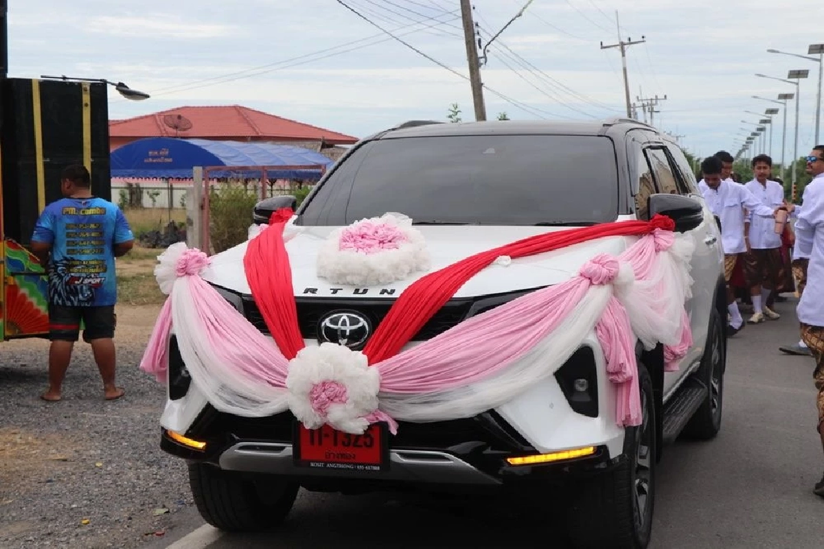 หนุ่มชลบุรี ยกขันหมากพร้อมสินสอด มาสู่ขอหนุ่มอ่างทอง หลังคบหาดูใจกันนาน 2 ปี 