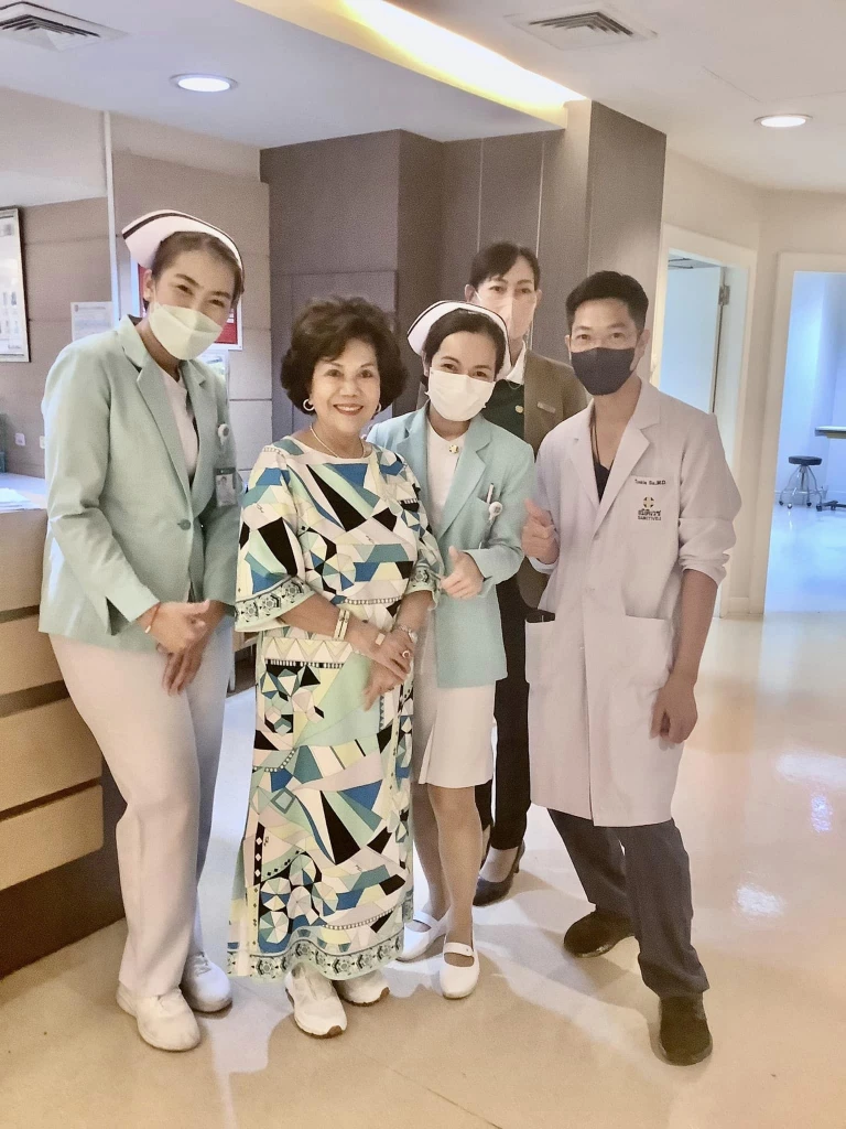 ประภาศรี สุฉันทบุตร และเจ้าหน้าที่โรงพยาบาลสมิติเวชศรีนครินทร์ 