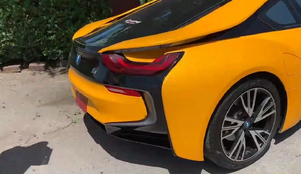 หนุ่มซิ่งบีเอ็ม ไอ 8 สวมป้ายแดงปลอม แต่ไม่รอดกล้อง Alert แจ้งเตือน ตร.ทล.รวบทัน