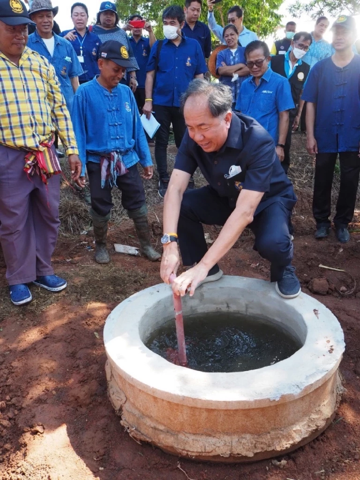 นายกฤษฎา บุญราช ประธานกรรมการสถาบันส่งเสริมและพัฒนากิจกรรมปิดทองหลังพระ สืบสานแนวพระราชดำริ