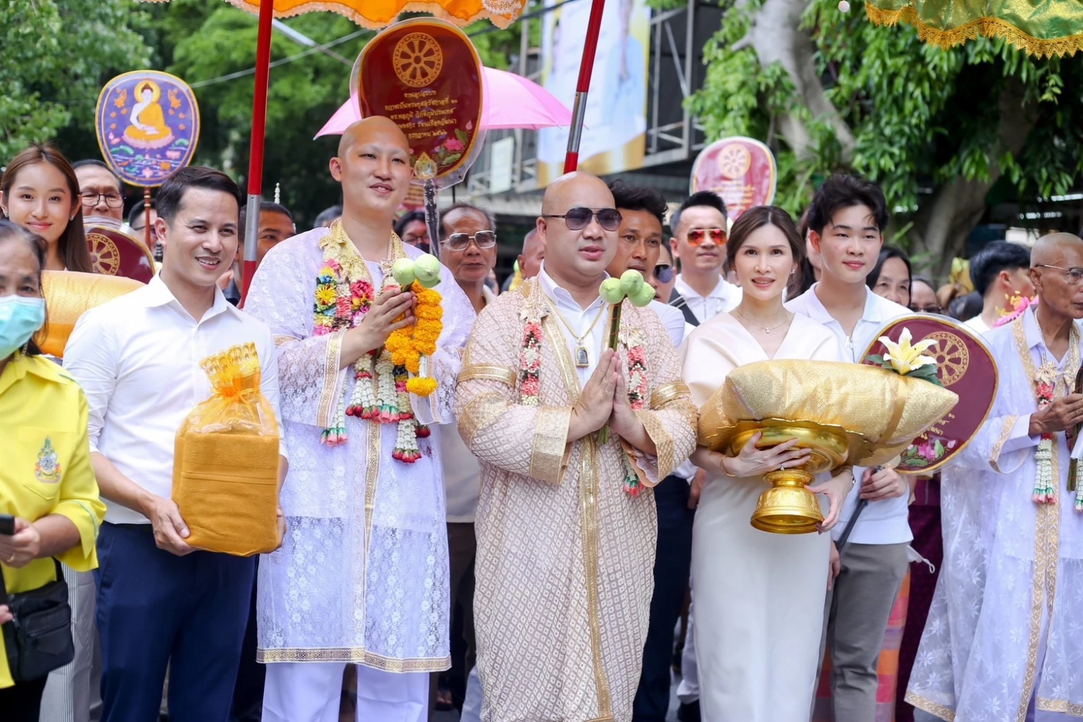 'ชลน่าน-อุ๊งอิ๊ง' ร่วมงานอดีต สส.กทม. อุปสมบทถวายเป็นพระราชกุศลในหลวงร.10