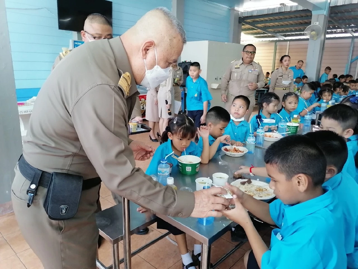 ในหลวง พระราชทานเลี้ยงอาหารกลางวันแก่นักเรียน - ครู รร.ทีปังกรวิทยาพัฒน์