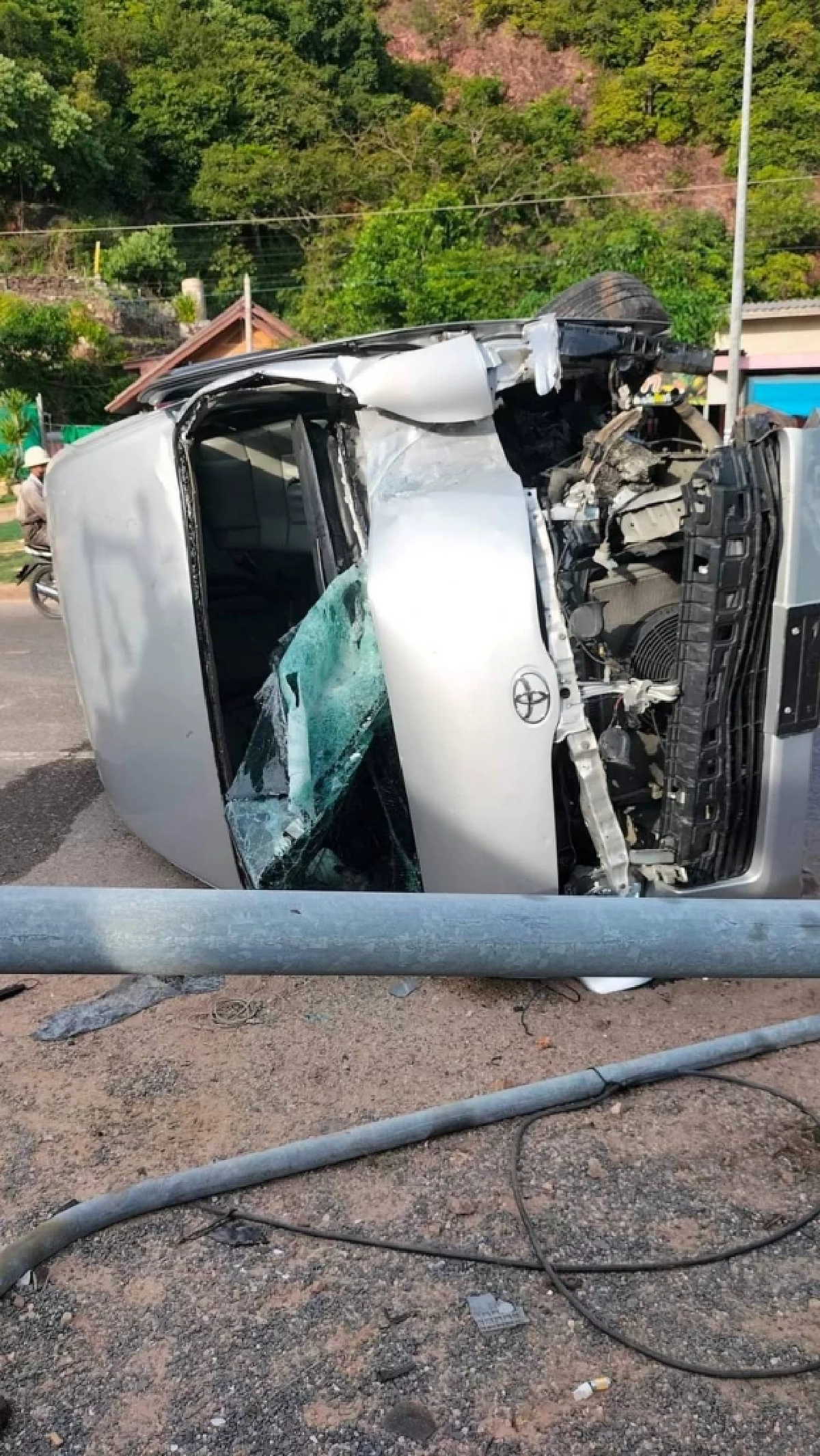 รถตู้นักเรียนพลิกคว่ำ