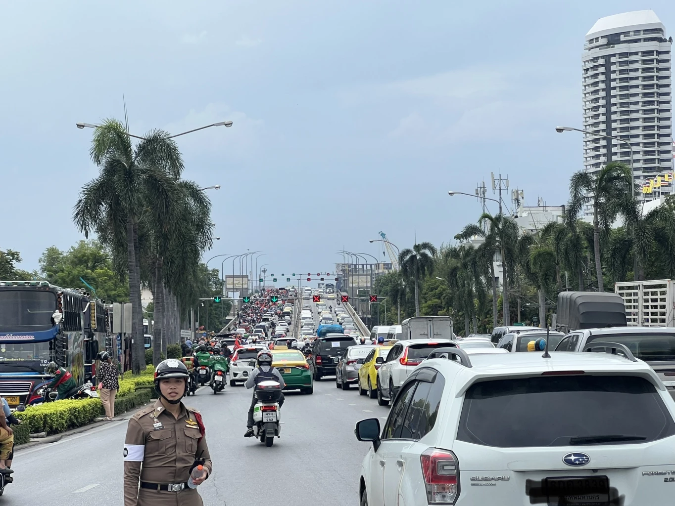 'คาร์ม็อบ' เคลื่อนขบวน ยื่นหนังสือ เหล่าทัพ - ผบ.ตร.  จี้ โหวตนายกรัฐมนตรี