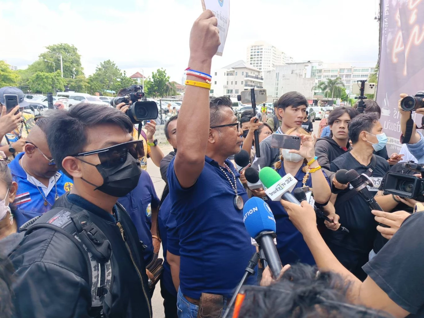 ประชาชนปกป้องสถาบัน  บุก ก้าวไกล  ขอคำตอบ รังสิมันต์ เสนอเปลี่ยน 'วันชาติ'