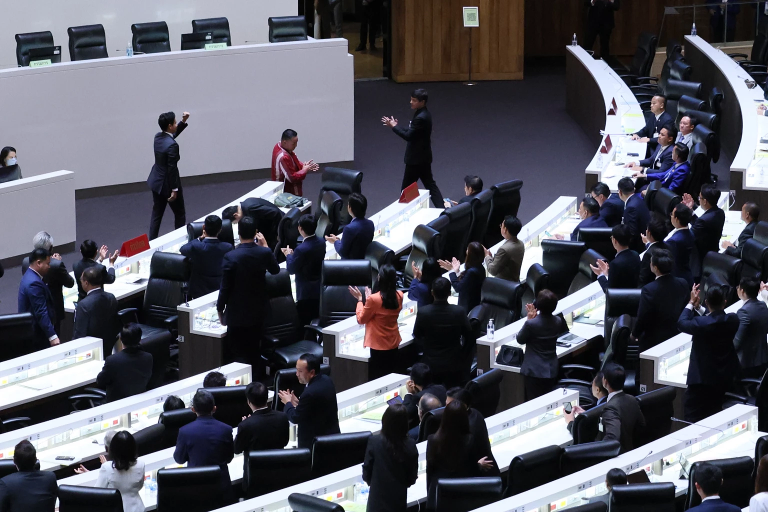 รวมภาพ 'พิธา' โบกมือลาที่ประชุมสภา สภาฯ แสดงอาการแบบนี้