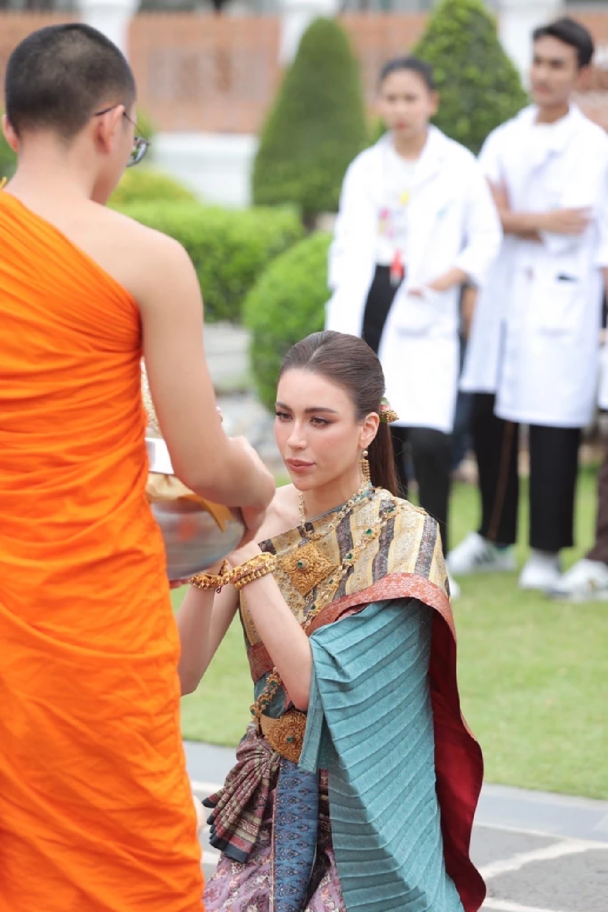 สวยตะลึงในชุดไทย 54 สาว MUT 2023 งามอย่างไทย ตักบาตรฟังธรรม ณ วัดเบญฯ