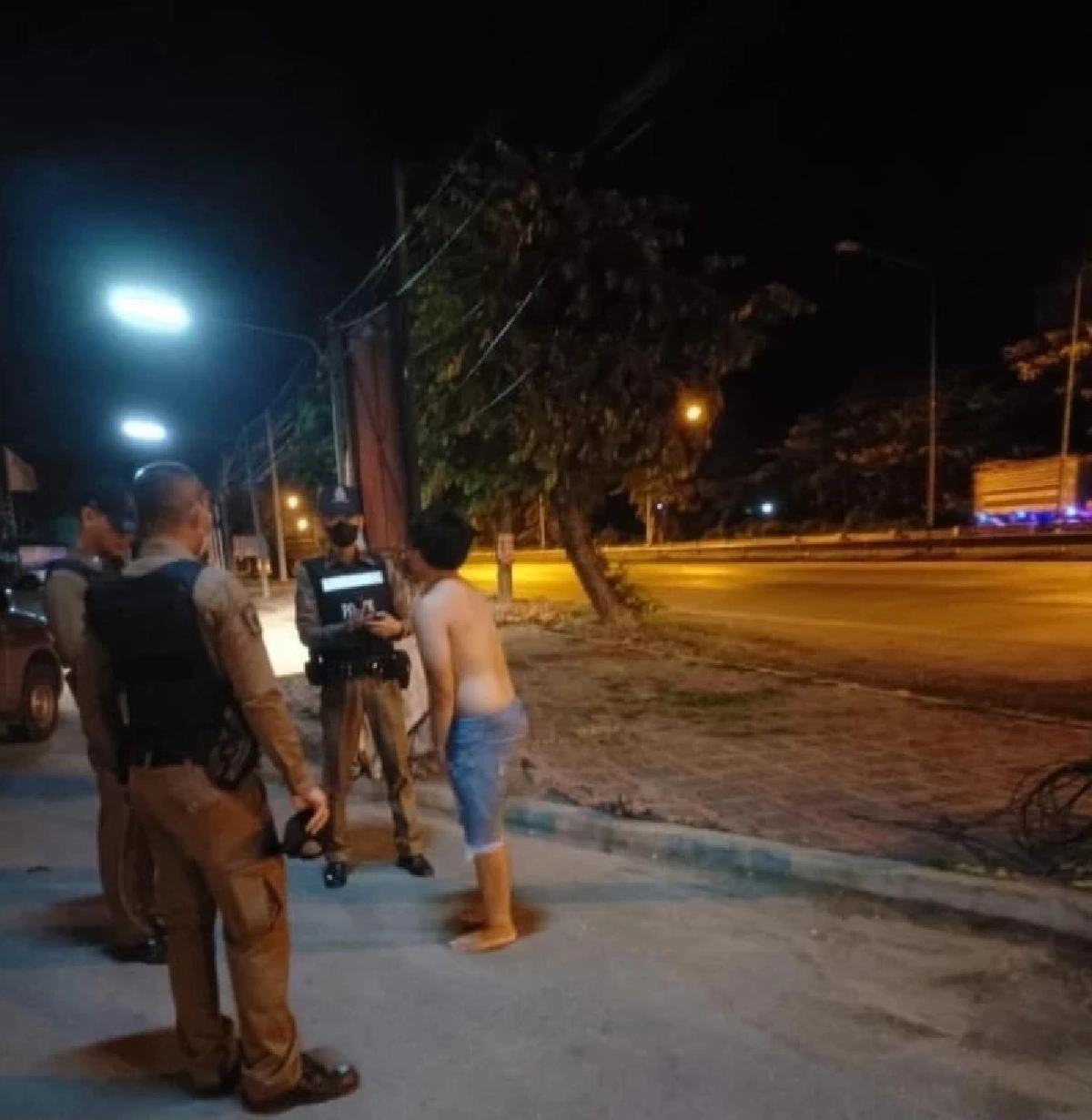 คนร้ายปลอมเป็นตำรวจ ดักจี้ชิงรถกระบะพ่อค้าน้ำเต้าหู้