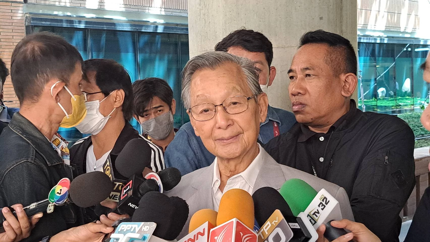 ชวน หลีกภัย อดีตประธานสภาฯ 
