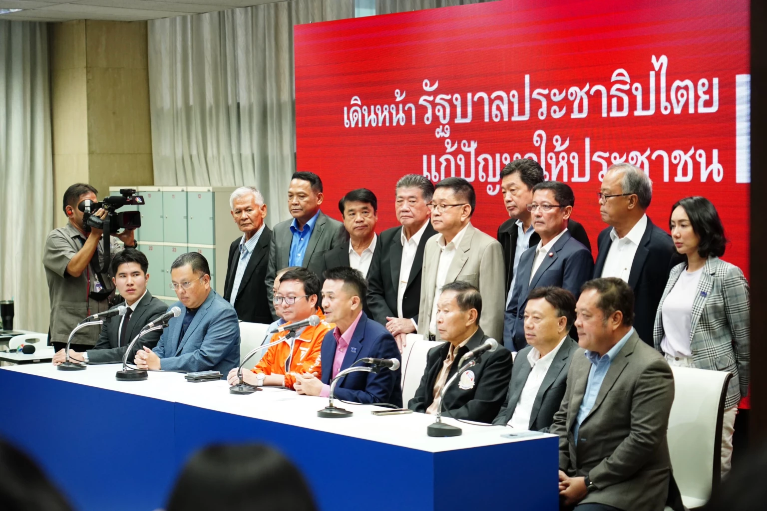 8 พรรคการเมือง แถลงผลประชุมนัดแรก 