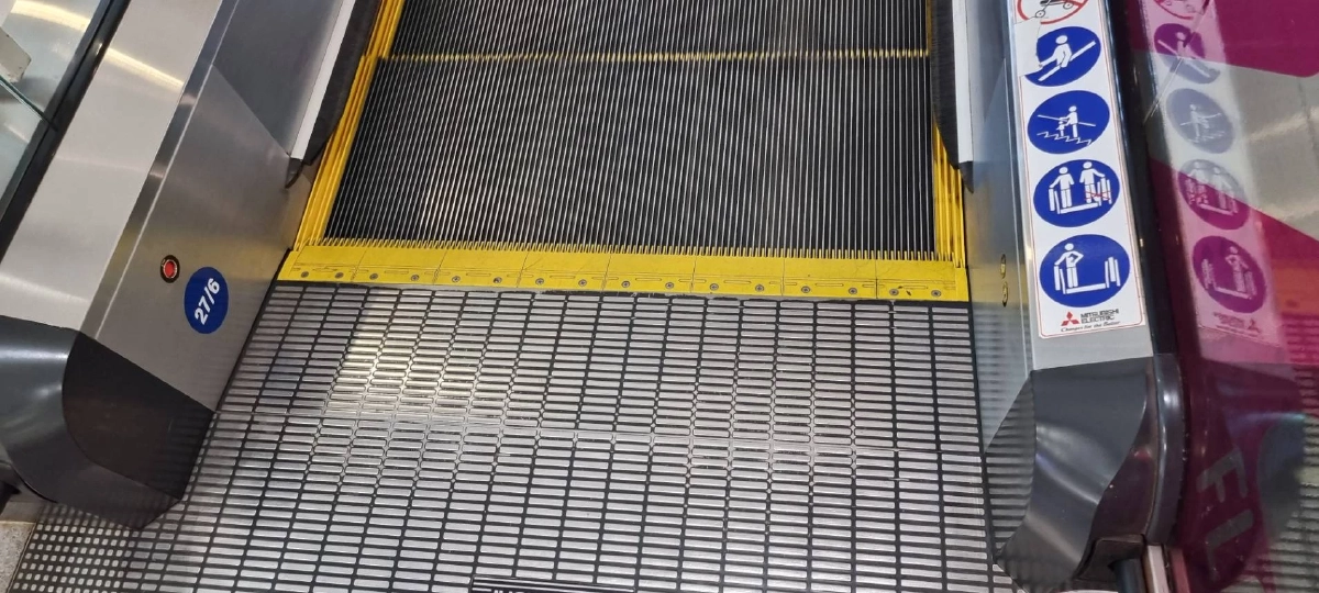 บันไดเลื่อนดูดรองเท้า