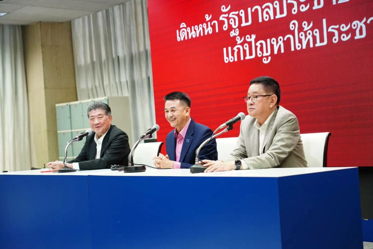 สามคีย์แมน คนสำคัญของพรรคเพื่อไทยในการเจรจาจัดตั้งรัฐบาล จากซ้ายไปขวา ภูมิธรรม-นพ.ชลน่าน-ประเสริฐ