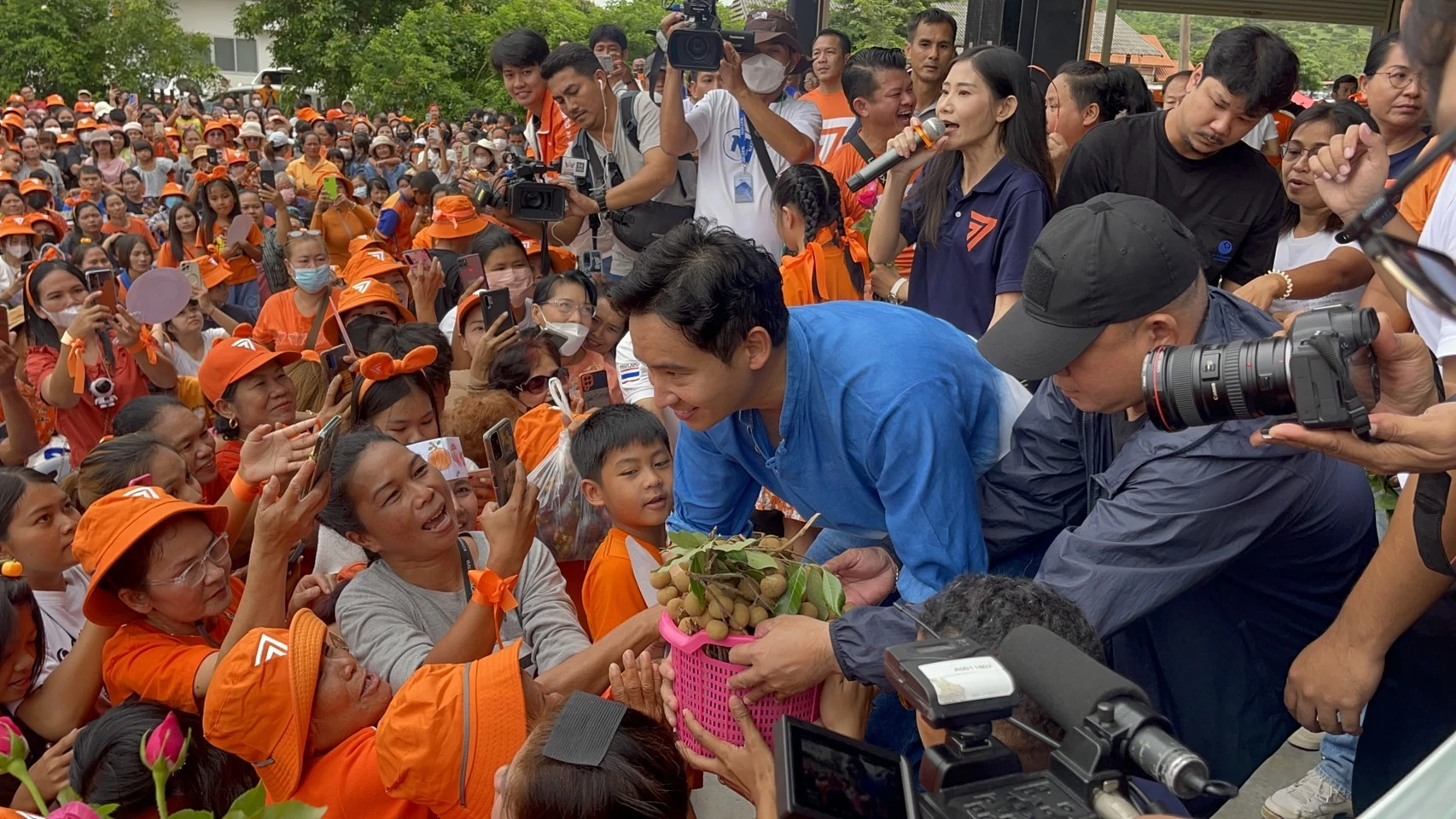 ด้อมส้มเชียร์สนั่น สู้ๆ ‘พิธา’ ลุยเมืองจันทน์ ขอประชาชน ‘อย่าพึ่งสิ้นหวัง’