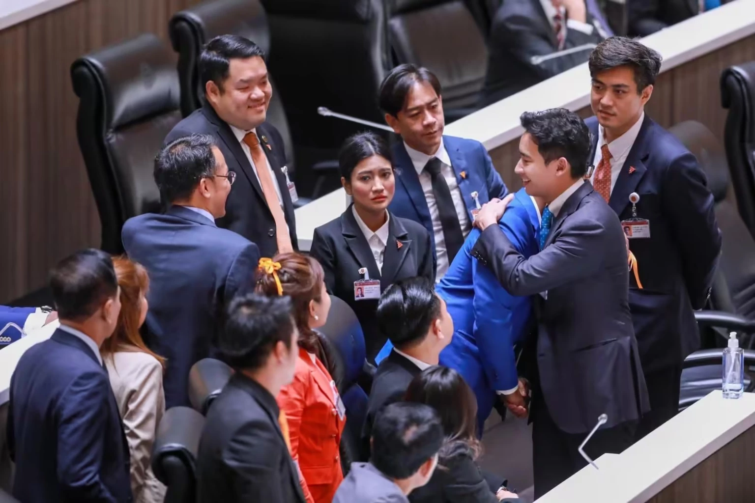 พิธา ลิ้มเจริญรัตน์ หัวหน้าพรรคก้าวไกล กอดอำลาเพื่อนสส.