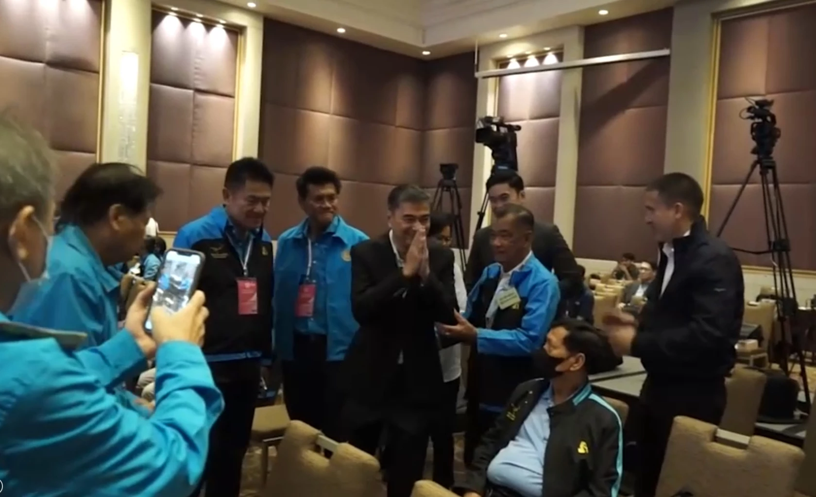 บรรยากาศประชุมเลือกหัวหน้าพรรคประชาธิปัตย์