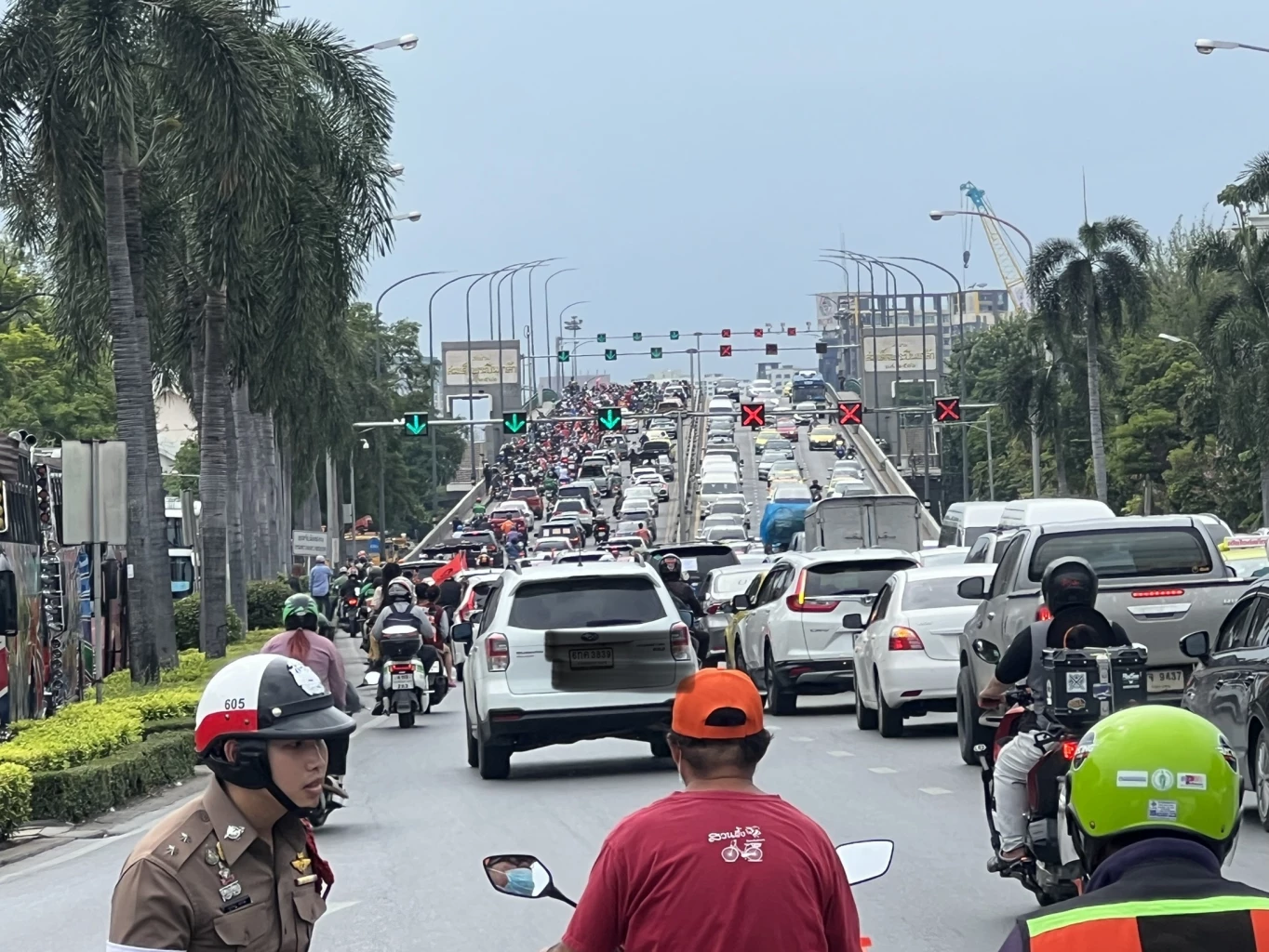 'คาร์ม็อบ' เคลื่อนขบวน ยื่นหนังสือ เหล่าทัพ - ผบ.ตร.  จี้ โหวตนายกรัฐมนตรี