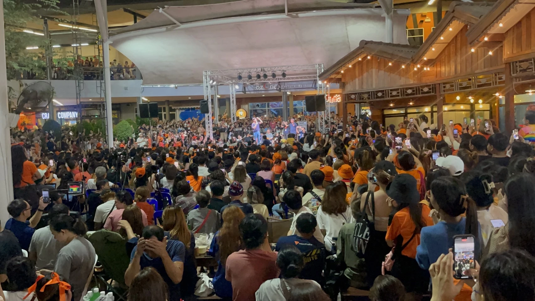 ‘พิธา’ พลิกเกม ‘นายกฯนอกสภา’ เกาะติดพื้นที่ ทำงานรับใช้ประชาชน