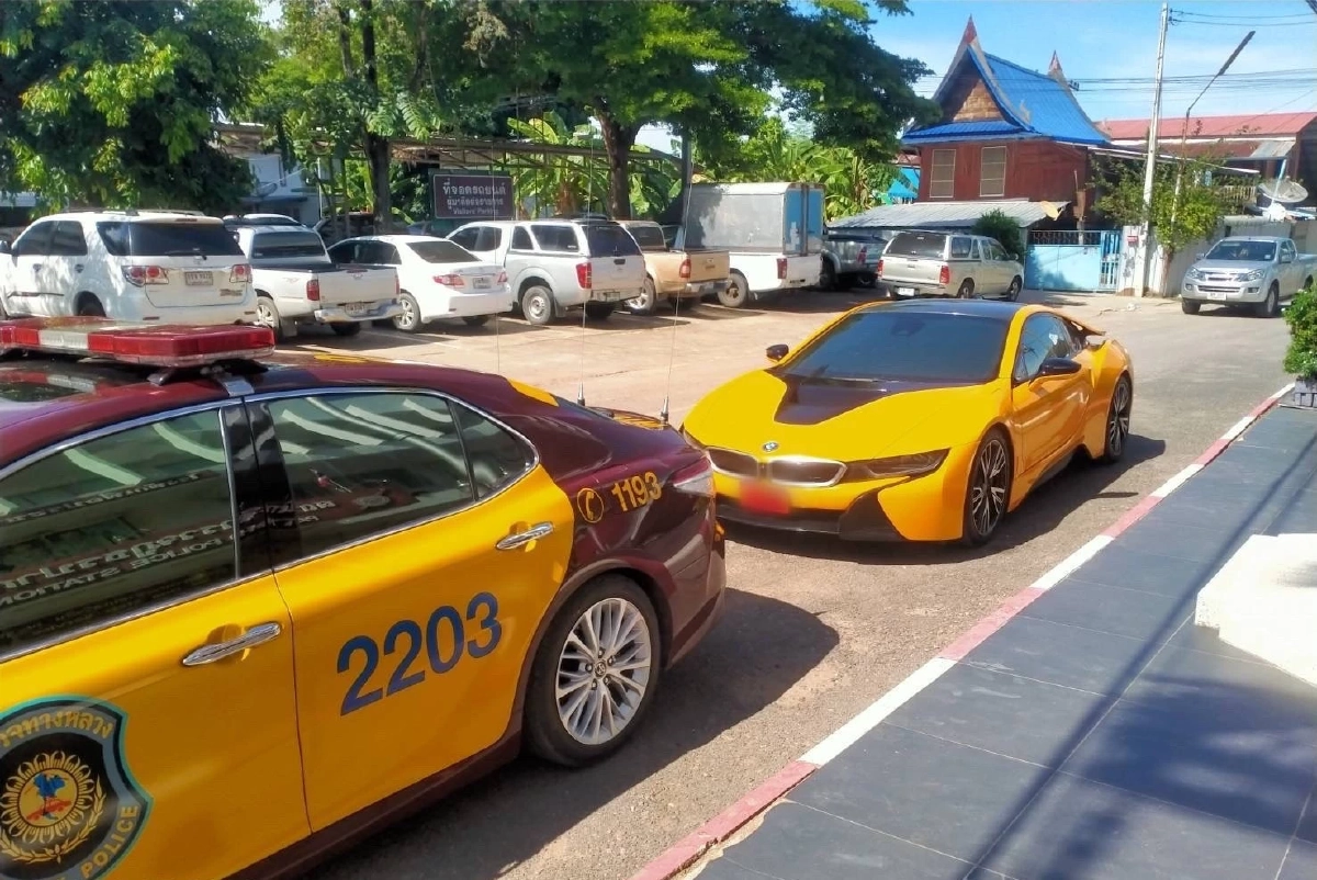 หนุ่มซิ่งบีเอ็ม ไอ 8 สวมป้ายแดงปลอม แต่ไม่รอดกล้อง Alert แจ้งเตือน ตร.ทล.รวบทัน