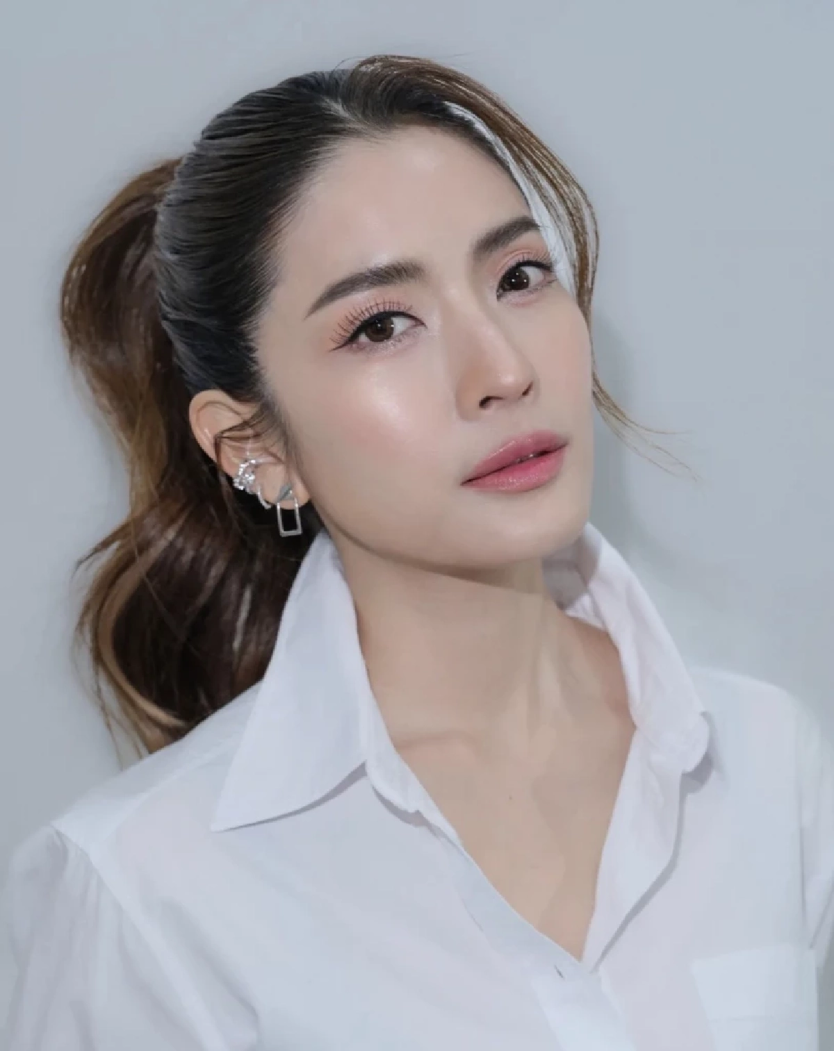 'ชมพู่ อารยา' ตอบให้ ใครคือคนคุย 'แอฟ ทักษอร' หลังคนลุ้น 'พิธา' หรือ 'นนกุล' ?