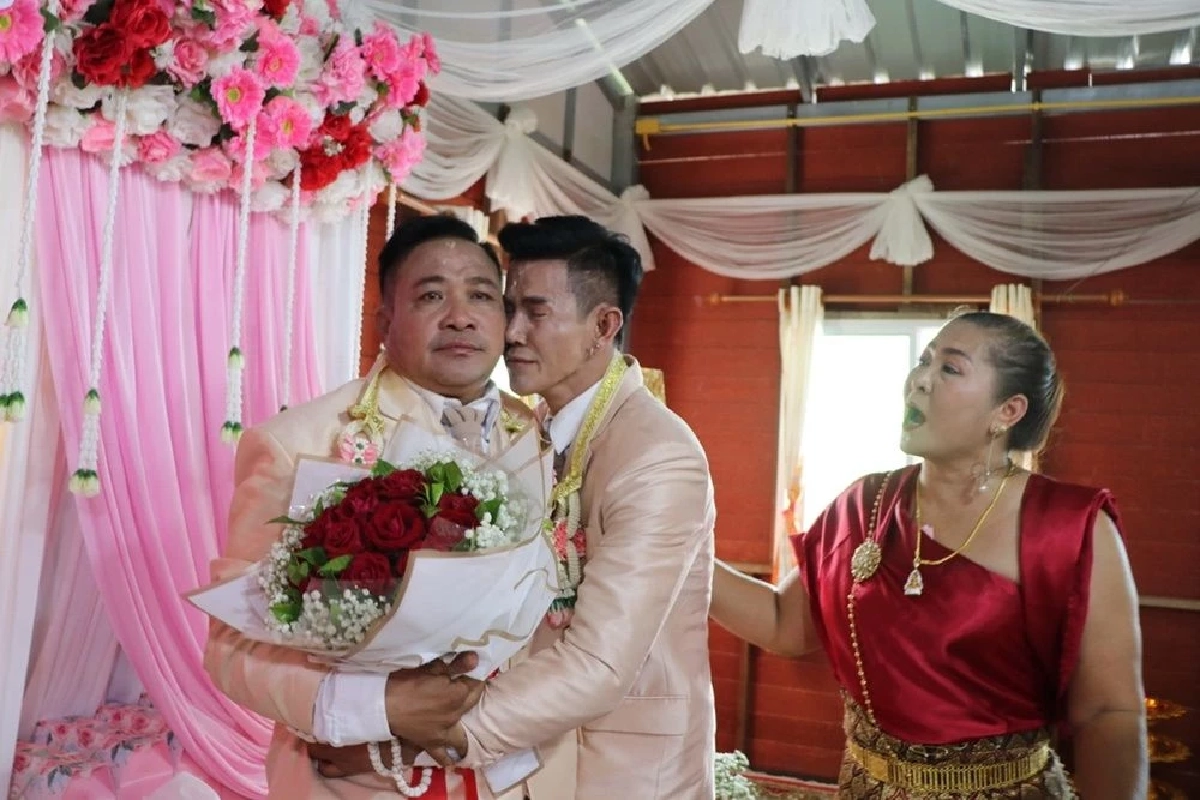 หนุ่มชลบุรี ยกขันหมากพร้อมสินสอด มาสู่ขอหนุ่มอ่างทอง หลังคบหาดูใจกันนาน 2 ปี 