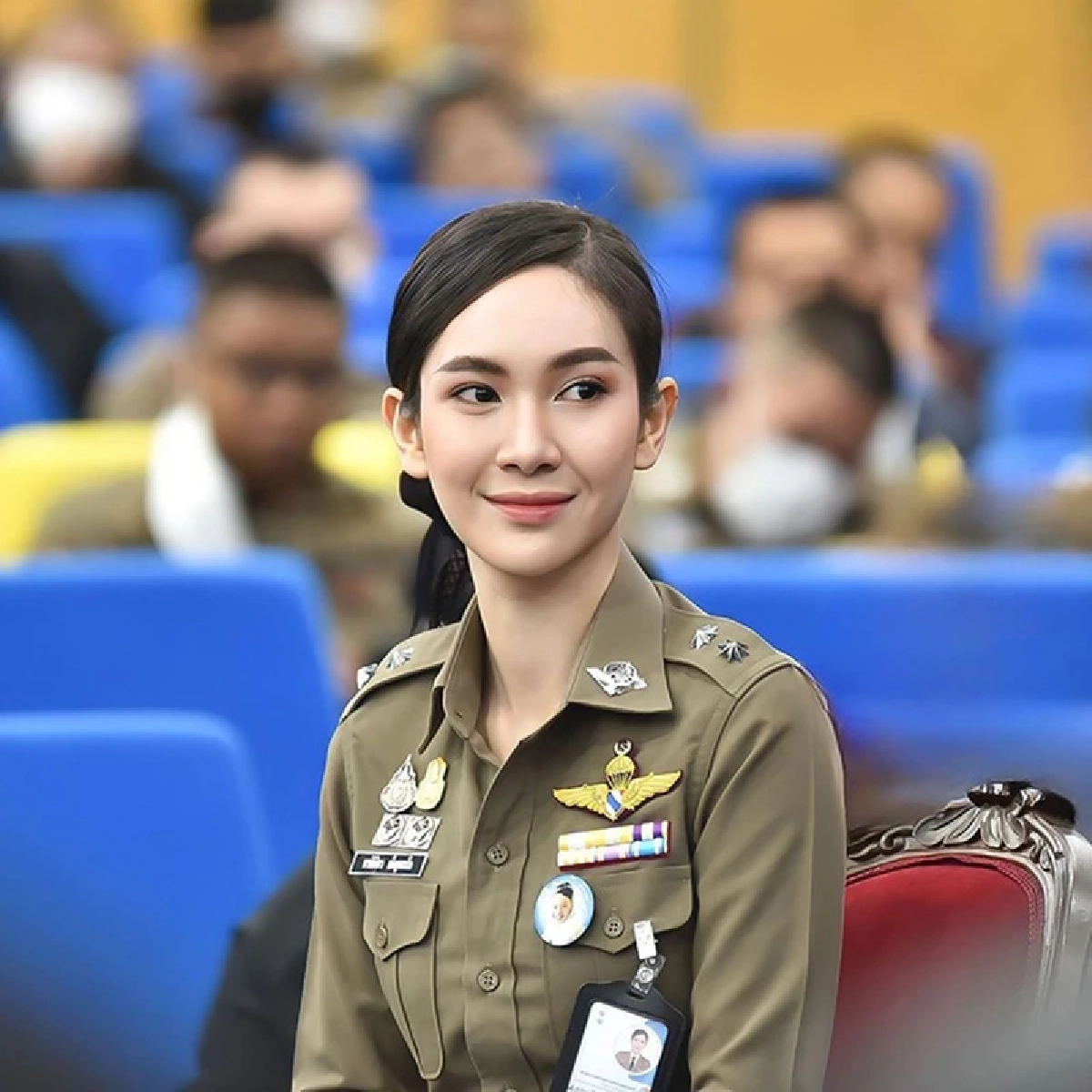 ‘ผู้กองแคท’ สุดปัง สวมมงกุฎ รับรางวัลบุคคลส่งเสริมกิจกรรมสังคมดีเด่น