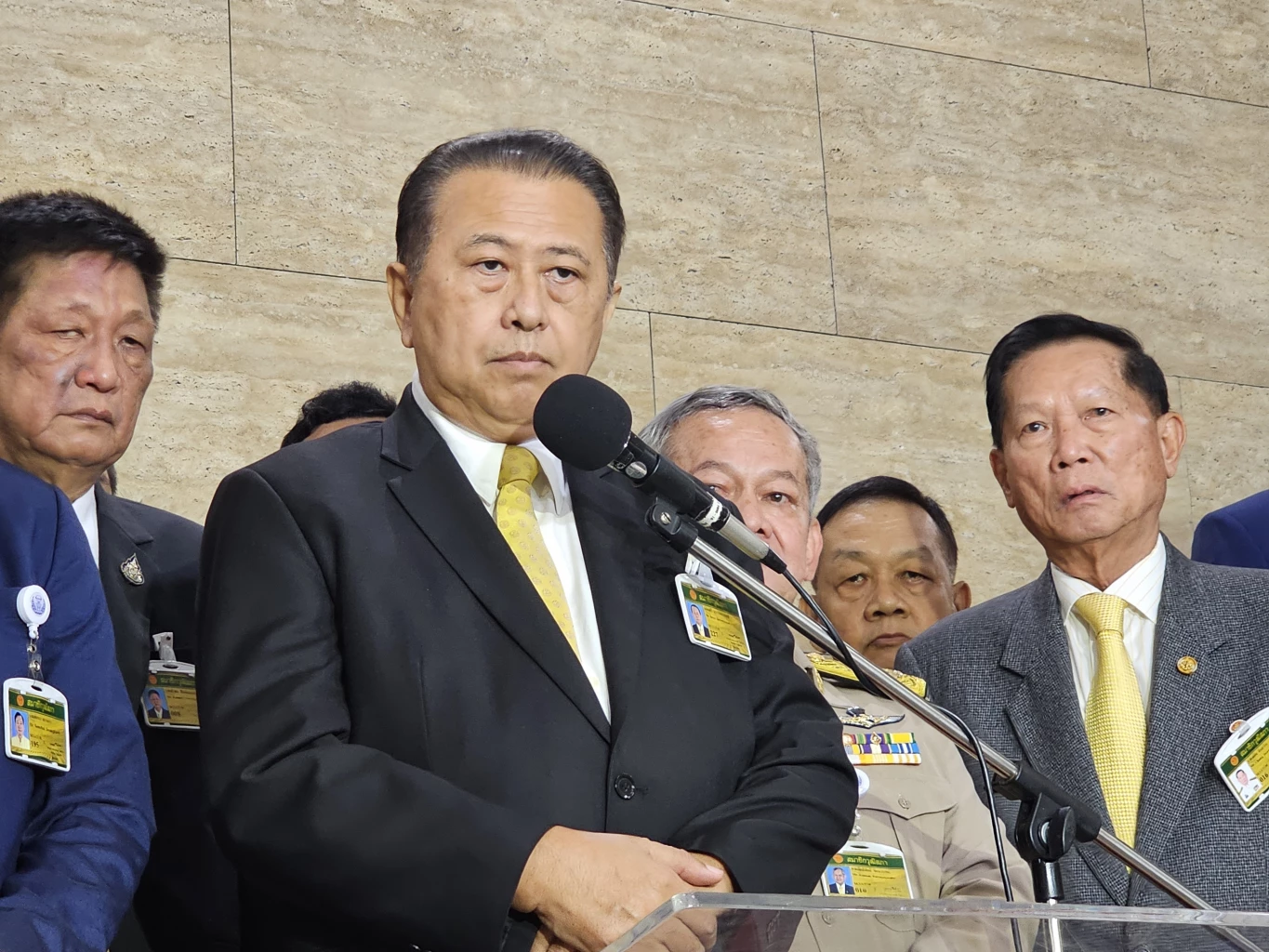 สว.ไม่ทนเดินหน้าฟ้องคนที่คุกคาม-ข่มขู่