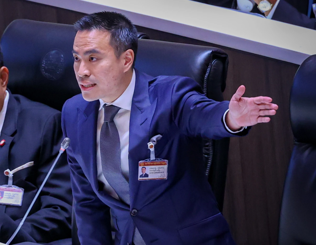  นายเอกนัฏ พร้อมพันธุ์ เลขาธิการพรรครวมไทยสร้างชาติ (รทสช.) 