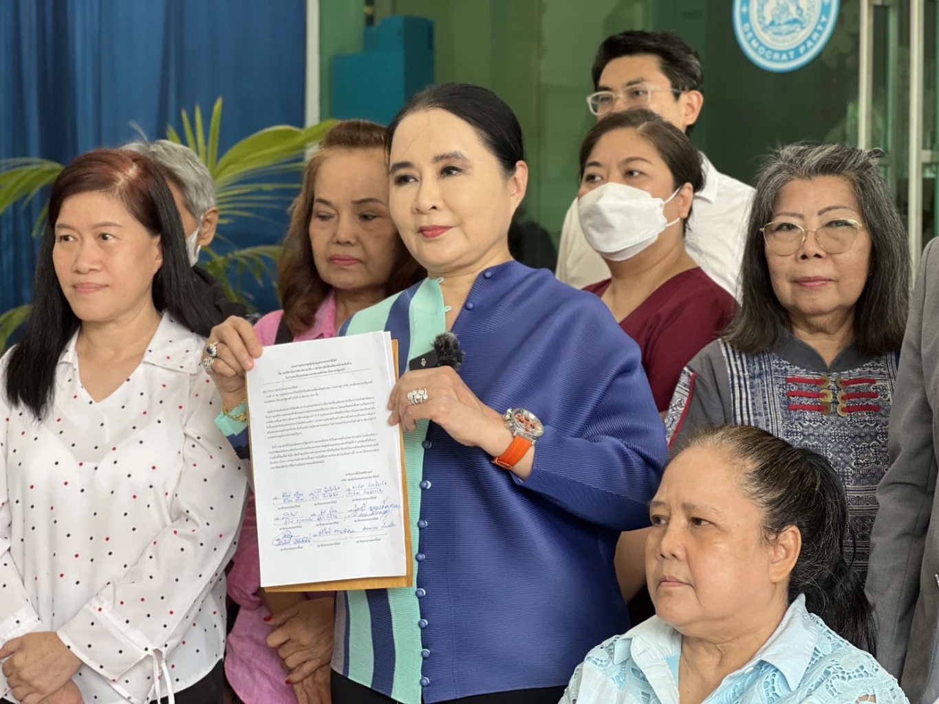 สมาชิก กทม.ปชป. ยื่นหนังสือ กก.บห. จี้ขับ 16 สส.โหวตสวนมติพรรค และ ปฏิรูปพรรคประชาธิปัตย์