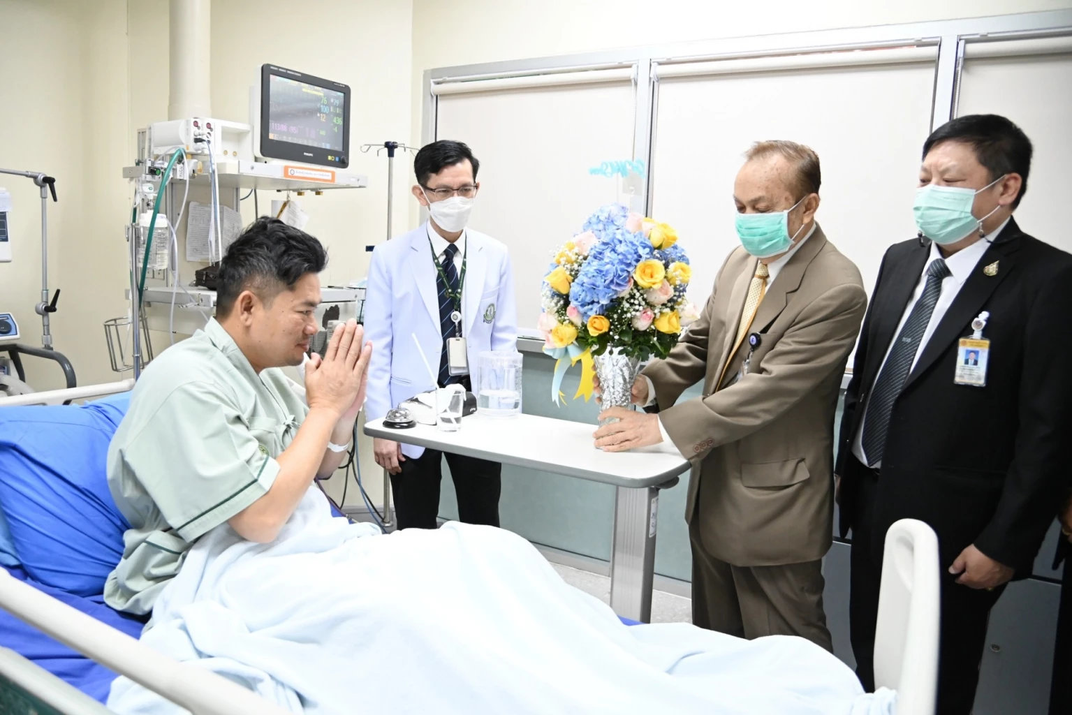 นายวันมูหะมัดนอร์ มะทา ประธานรัฐสภา มอบหมายให้ นายมุข สุไลมาน เลขานุการประธานสภาผู้แทนราษฎร และคณะ เดินทางไปเยี่ยมและให้กำลังใจแก่ นายอานุภาพ ลิขิตอำนวยชัย สส.พรรคก้าวไกล ที่เข้ารับการรักษาตัว