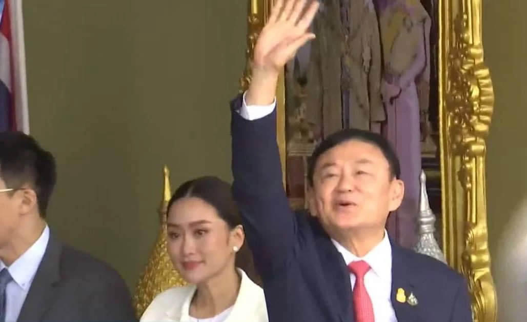 นายทักษิณ ชินวัตร อดีตนายกรัฐมนตรี เดินทางถึงดอนเมือง