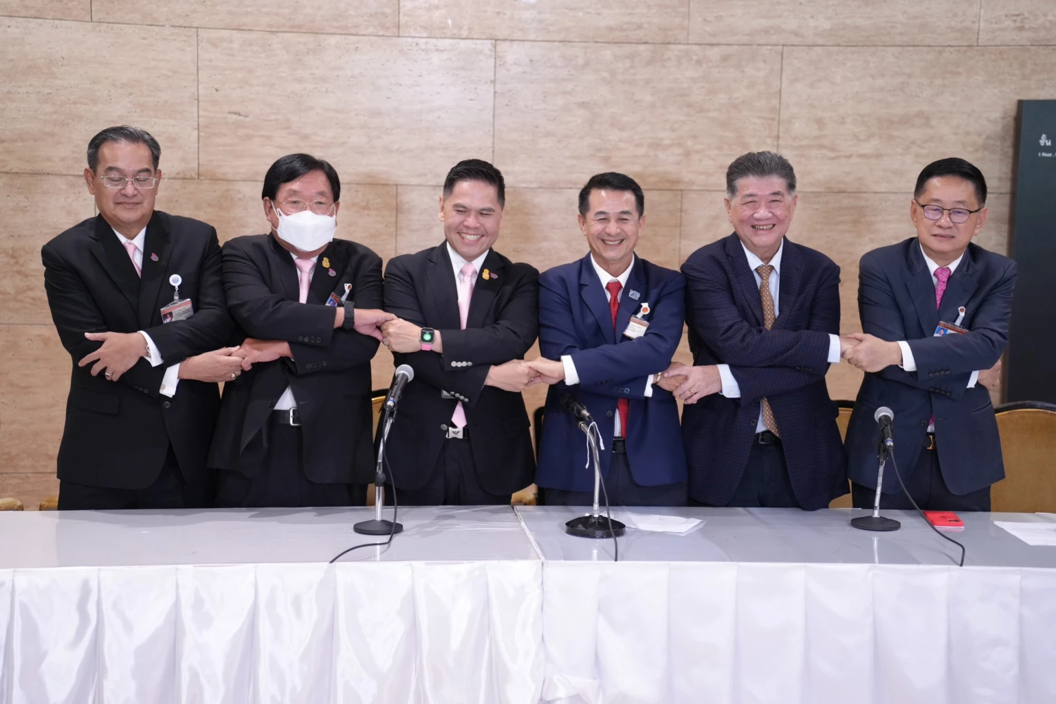 เพื่อไทย เปิดตัว 'ชาติไทยพัฒนา' ร่วม 'จัดตั้งรัฐบาล' 9 พรรค 238 เสียง