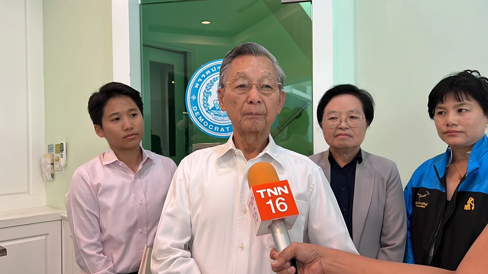 นายชวน หลีกภัย อดีตนายกฯ และอดีตประธานสภา สส.ระบบบัญชีรายชื่อ พรรคประชาธิปัตย์