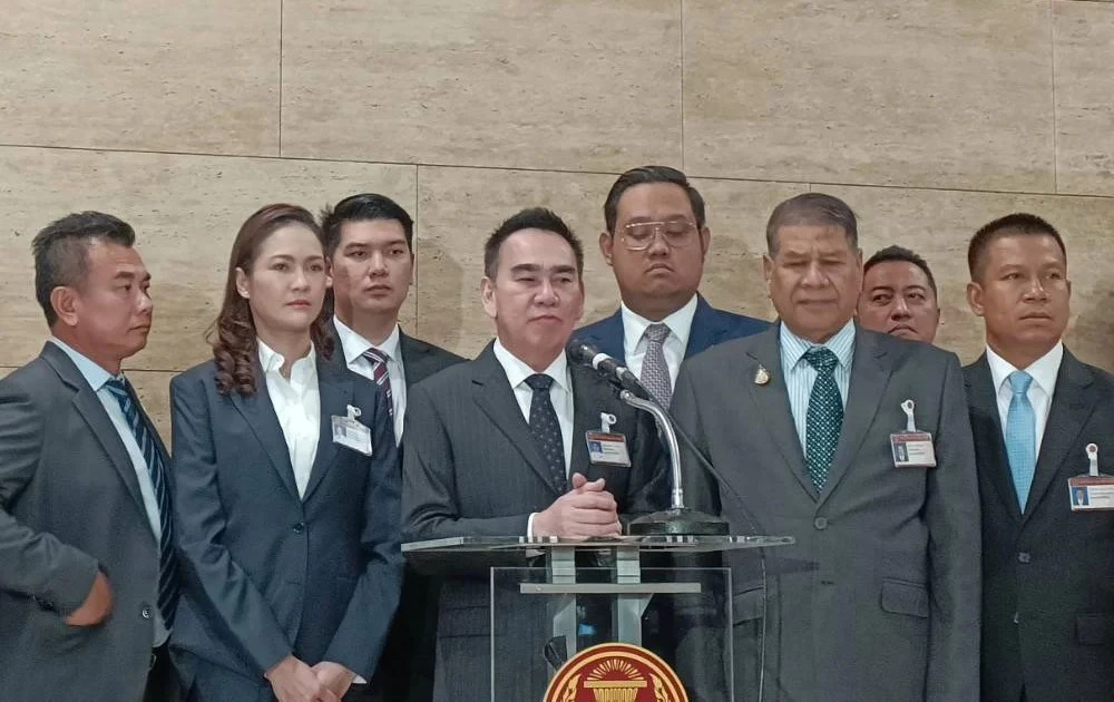 นายเดชอิศม์ ขาวทอง  นำทีม 20 สส.พันธุ์ใหม่ ปชป. แถลงโต้ปมโหวตหนุนนายเศรษฐา ทวีสินเป็นนายกฯ