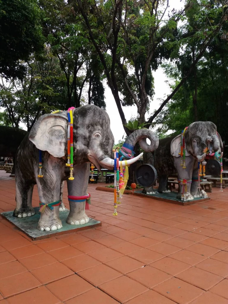 ไหว้พระขอพร เมืองลำพูน ขอความสำเร็จ ที่วัดกู่ช้าง