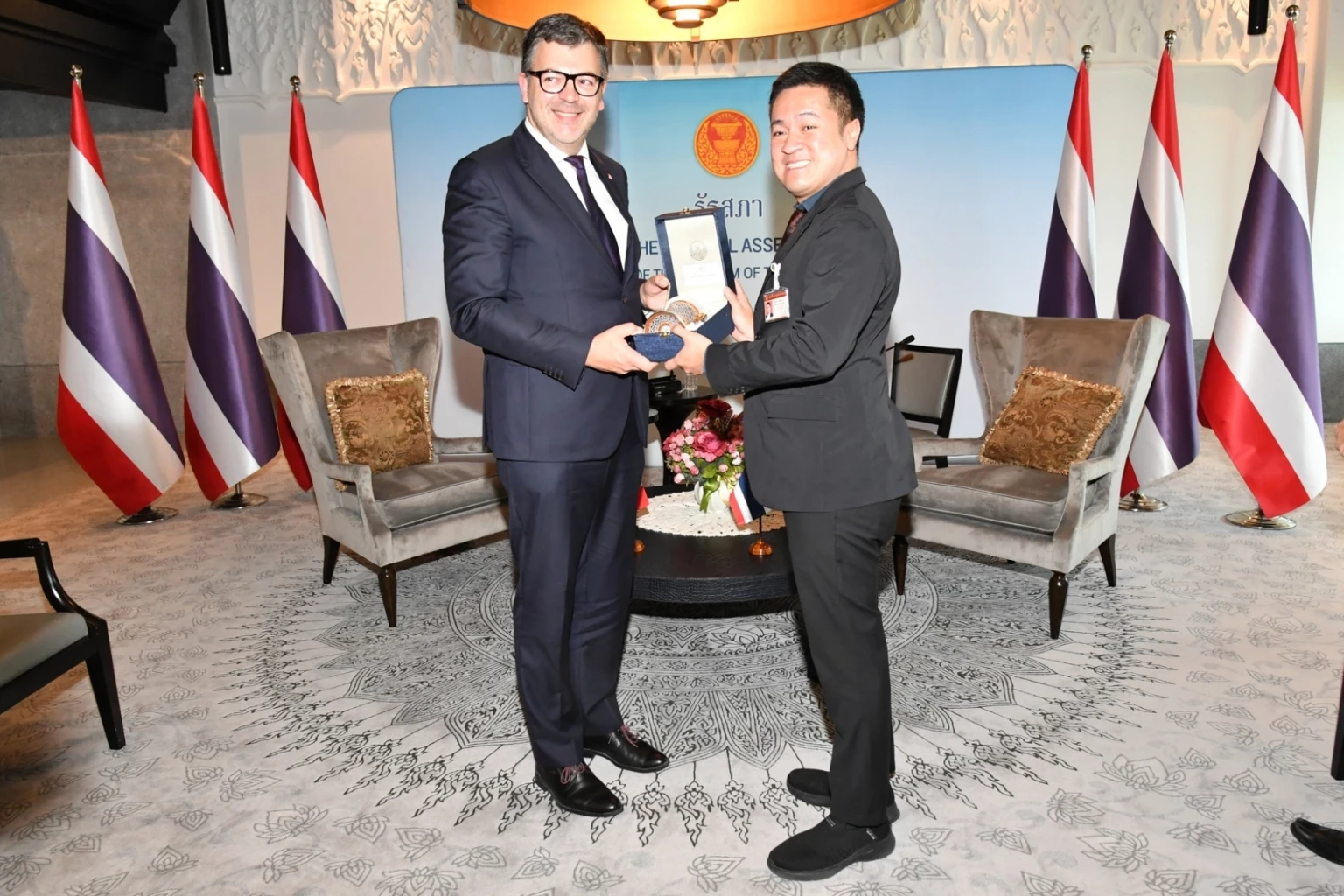 'ปดิพัทธ์' มาเนี้ยบหลังเพื่อนสส.ติงการแต่งกาย 'รองประธานสภาผู้แทนราษฎร'