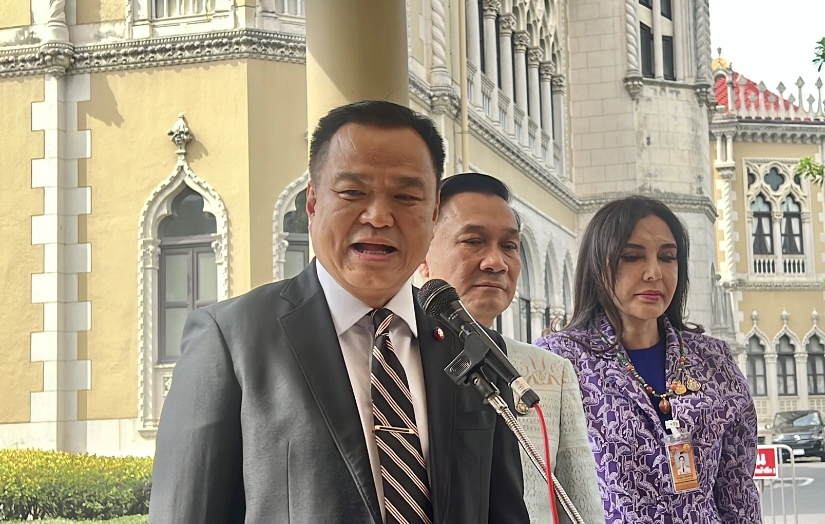 นายอนุทิน ชาญวีรกูล หัวหน้าพรรคภูมิใจไทย