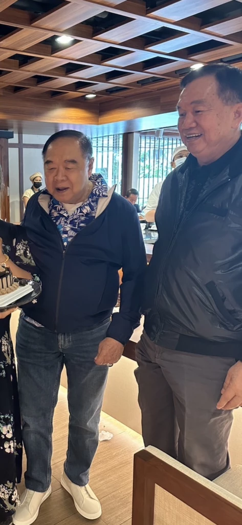 'บิ๊กป้อม' มาแล้ว หายหน้าหลายวัน โผล่นั่งกิน 'ชาบู' กลางใจเมือง