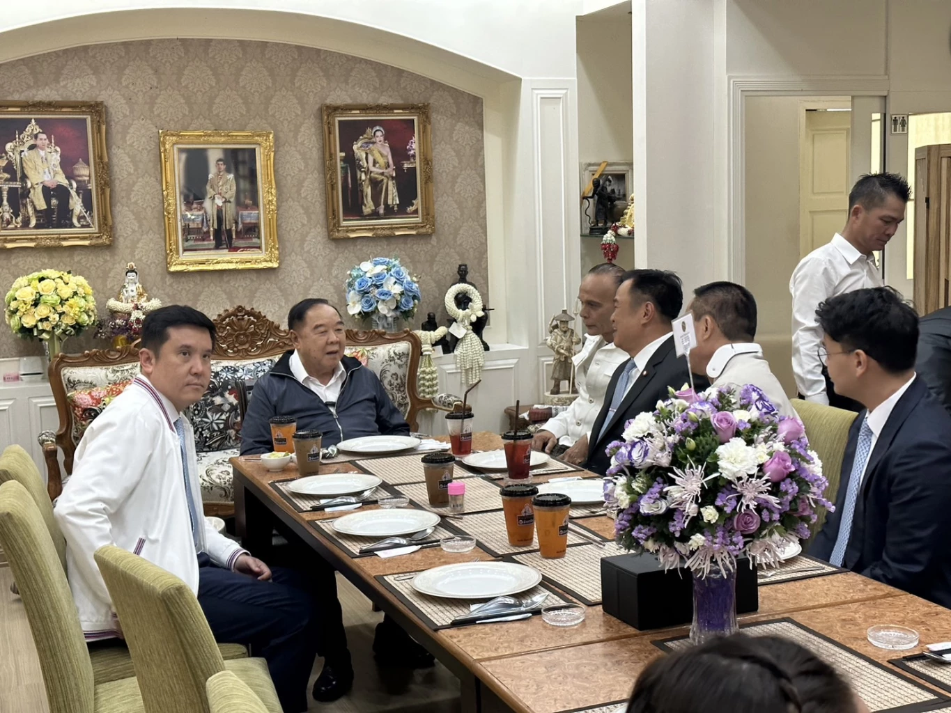 ‘3ป.’ ปิดห้องคุย เบิร์ธเดย์ 78 ปี ‘บิ๊กป้อม’ สว.-ทหาร-ตร. มาอวยพรกันเพียบ