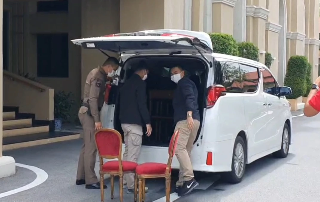 ทีมงานนายวิษณุ เครืองาม รองนายกฯ ขนเฟอร์นิเจอร์ ออกจากห้องทำงาน