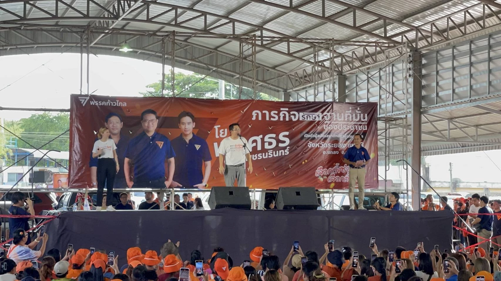 นายวิโรจน์ ลักขณาอดิศร สส.บัญชีรายชื่อพรรคก้าวไกล ขึ้นเวทีปราศรัย "เลือกตั้งซ่อมระยอง" ที่ตลาดคลองถม อ.เขาชะเมา จ.ระยอง เมื่อวันที่ 13 ส.ค. 2566