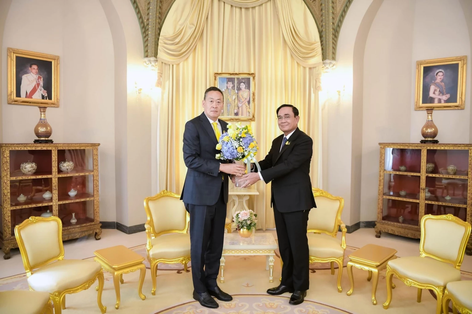 หวานฉ่ำ 'บิ๊กตู่' มอบดอกไม้ต้อนรับ 'เศรษฐา' เข้าทำเนียบ