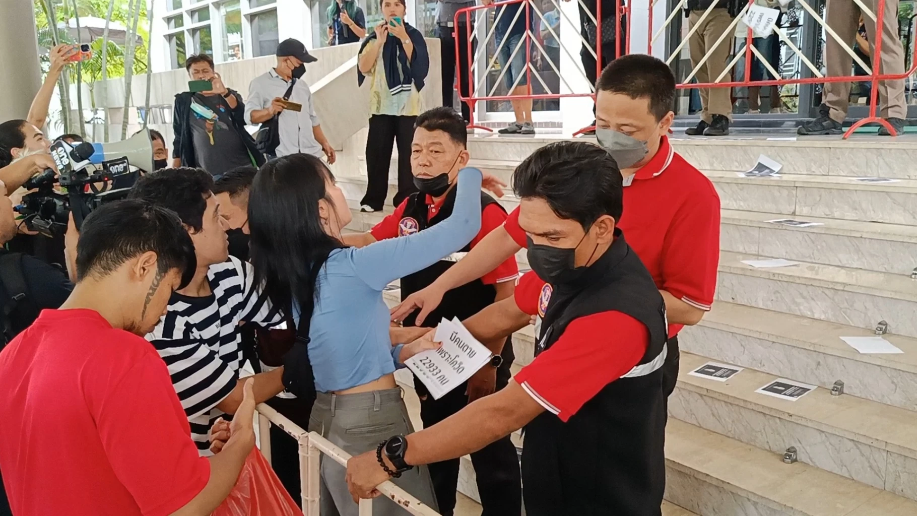 ปะทะคารม! พิพัฒน์ ลงรถโต้คารม กลุ่มทะลุวัง