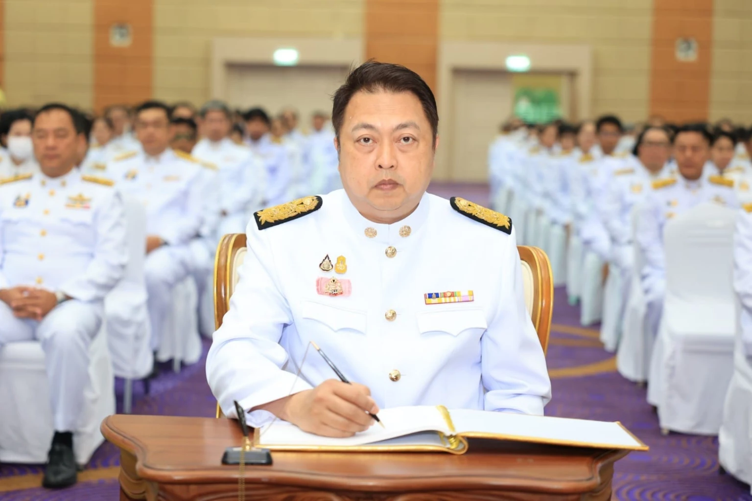 นายสุชาติ  ชมกลิ่น สส.บัญชีรายชื่อและรองหัวหน้าพรรครวมไทยสร้างชาติ