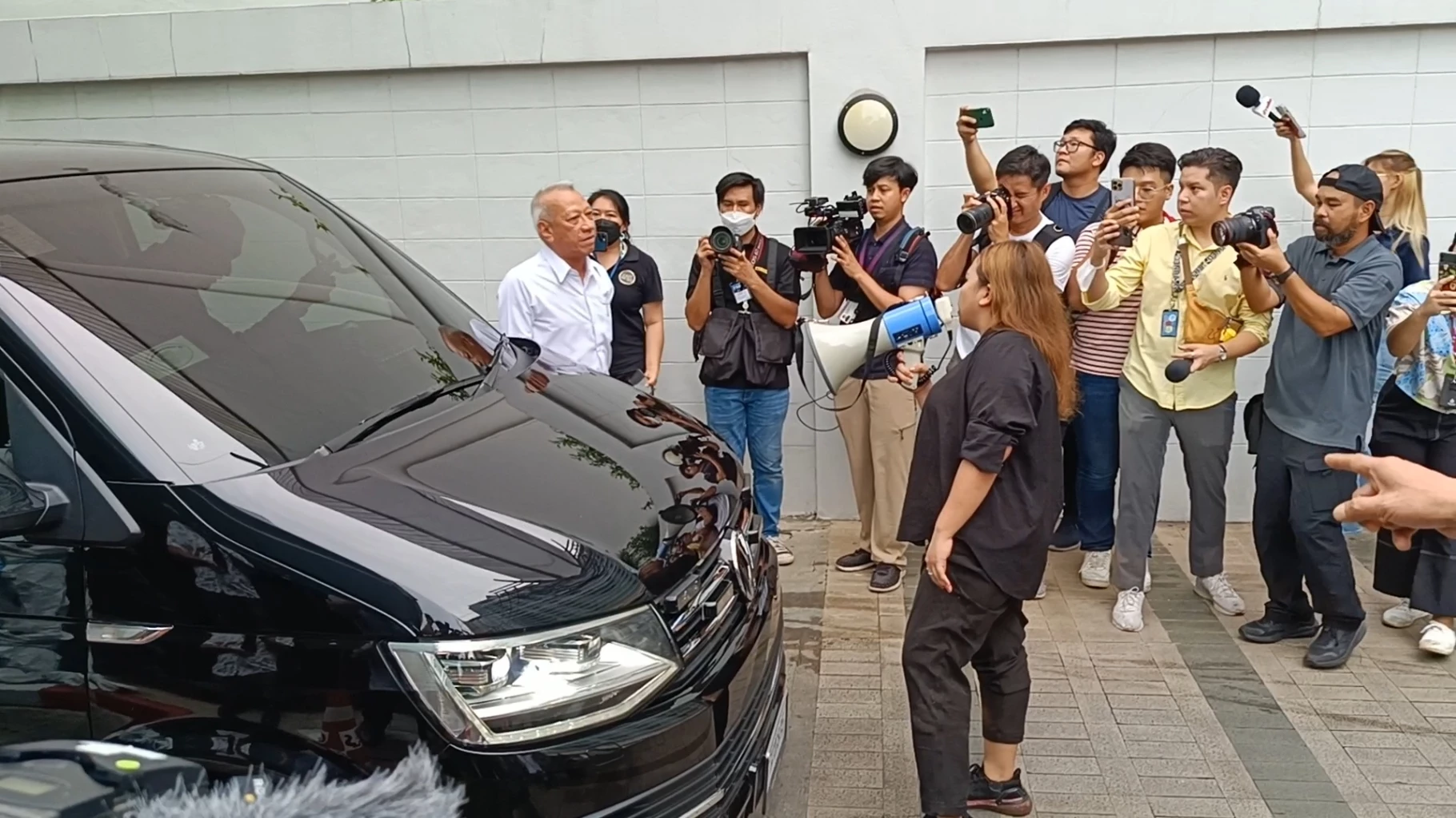 ปะทะคารม! พิพัฒน์ ลงรถโต้คารม กลุ่มทะลุวัง